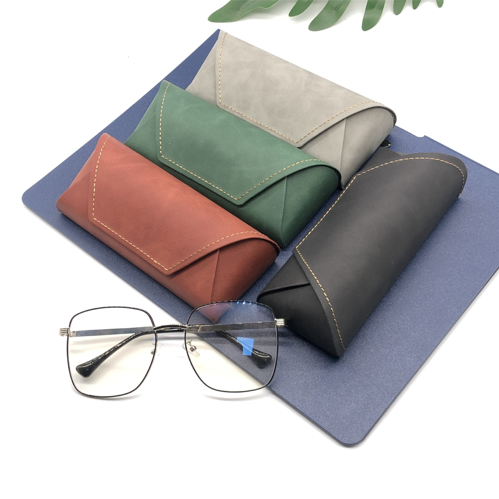 Travel Accessories Gift Ideas - Custodia per Occhiali in PU e